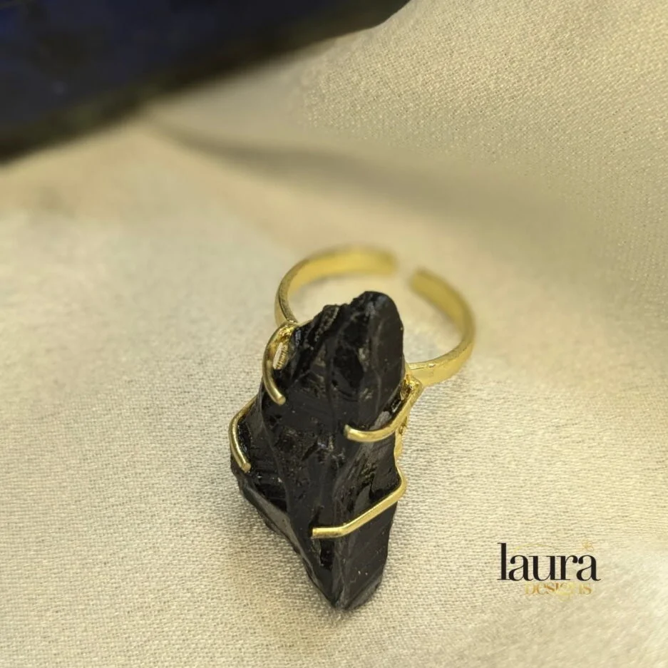 Inesha black raw stone bold finger ring