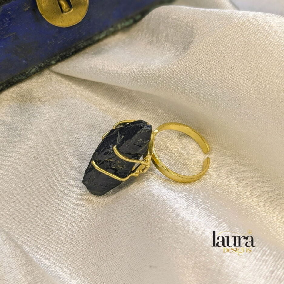 Inesha black raw stone bold finger ring