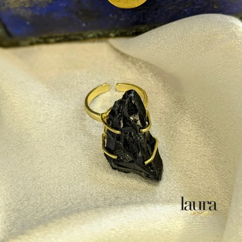 Inesha black raw stone bold finger ring