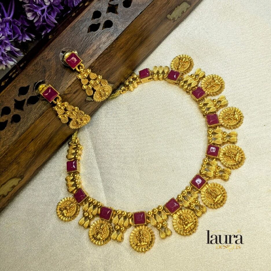 Traditional necklace with ruby pink stones