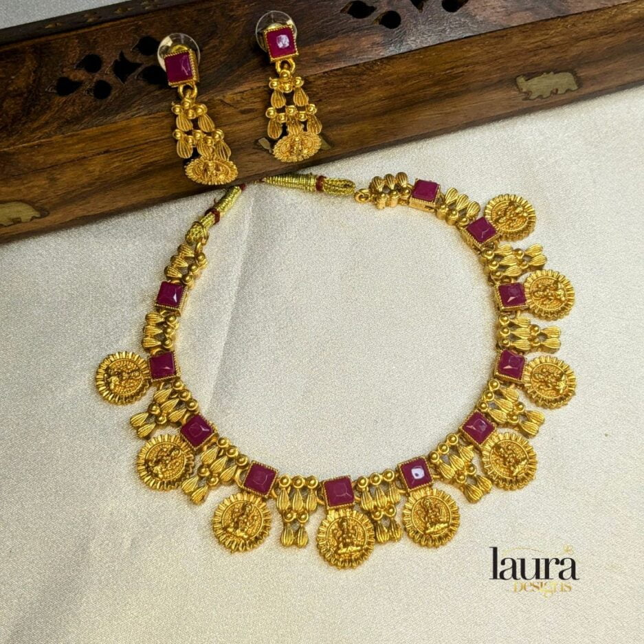 Traditional necklace with ruby pink stones