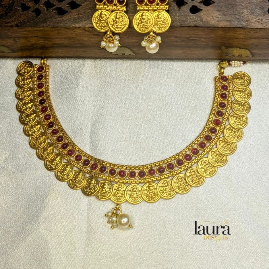 Traditional gold polished necklace set with pink and pearl