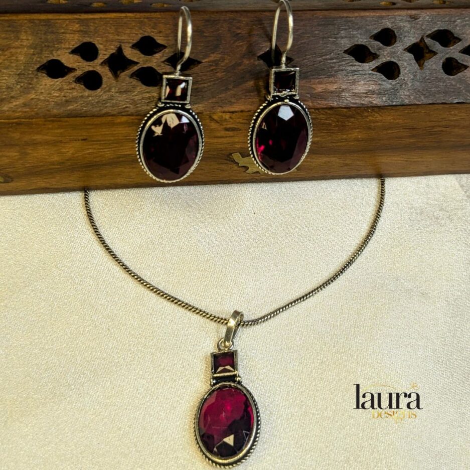 red pendant xiidsed neckchain with earrings