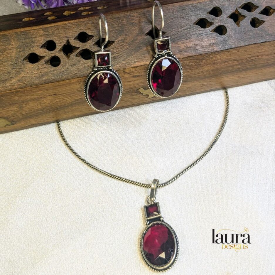 red pendant xiidsed neckchain with earrings