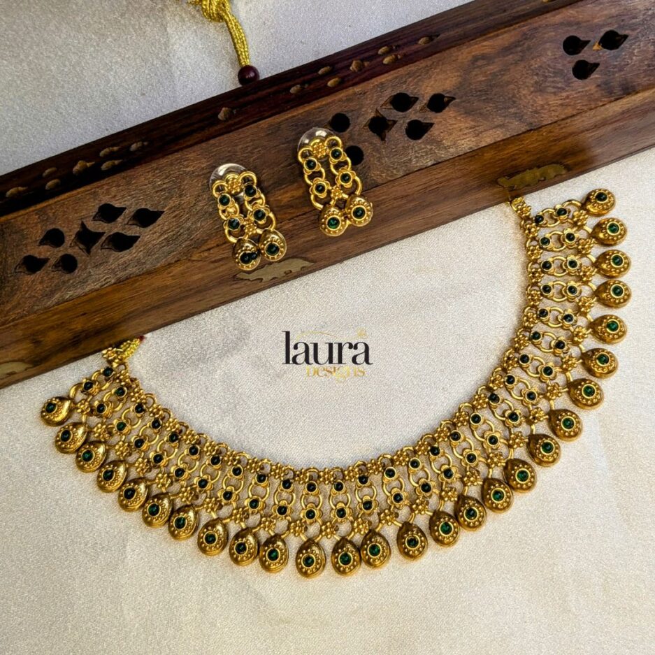 green traditional necklace set