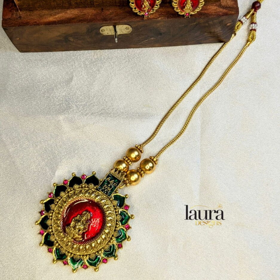 traditional neckpiece set