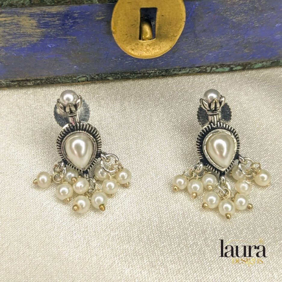 white pearl earring (1)