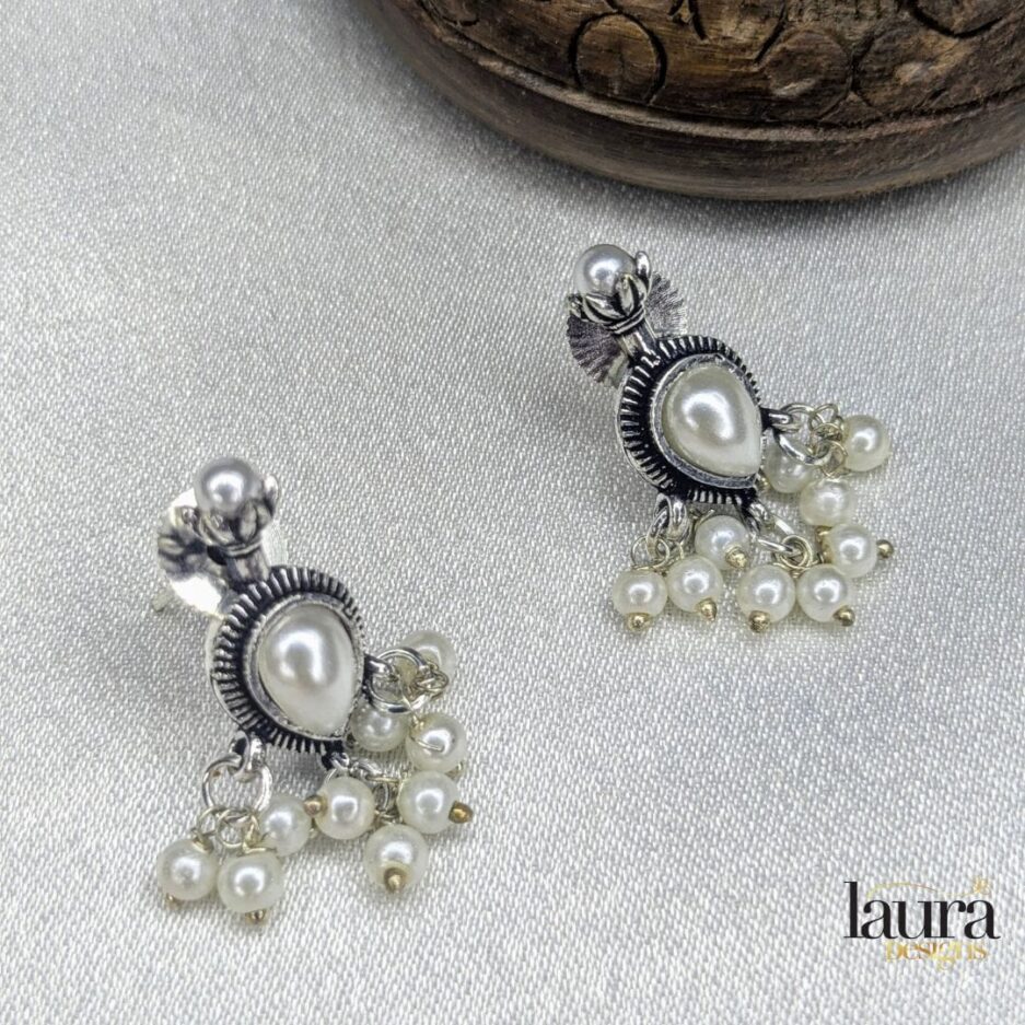 white pearl earring (1)